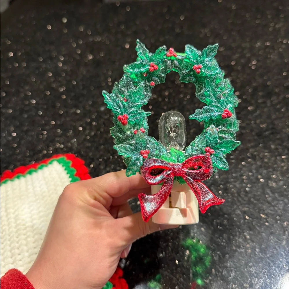 Christmas Wreath Plug In Night Light Vintage Christmas Wreath Plastic Bead as is